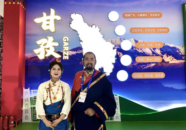 其美多吉、水晶唐卡、318骑行、直播带货……甘孜馆内展示“十八般武艺”