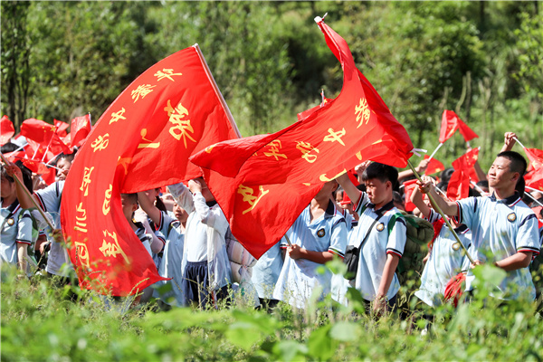 四川华蓥：“红岩娃娃”重走游击小道