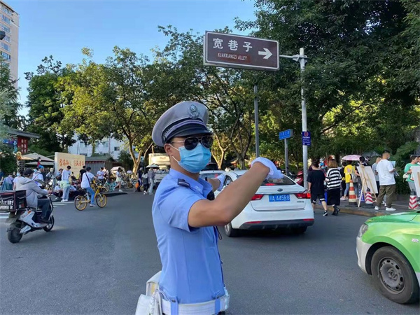 国庆来了，成都交警四分局给市民朋友发出“花式”提示