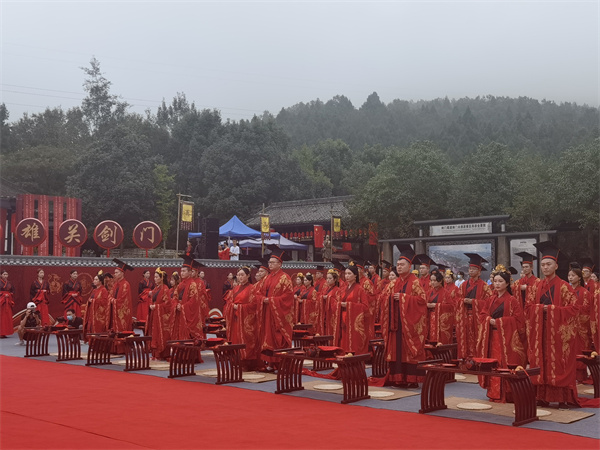 广元市剑阁县百名青年体验传统汉式婚礼