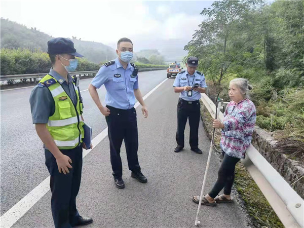 自贡：老人误入高速在超车道行走 高速公安紧急救援