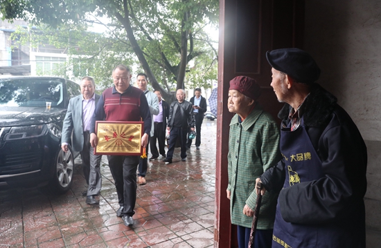 四川华蓥：重阳节送温暖活动 走访慰问高龄老人