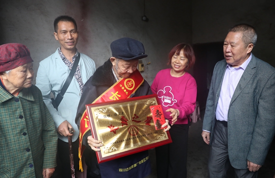 四川华蓥开展重阳节慰问高龄老人活动