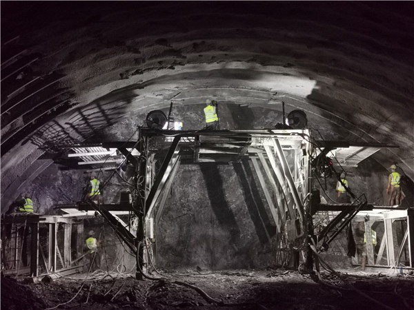 峨汉高速大峡谷隧道出口端右洞掘进破4000米