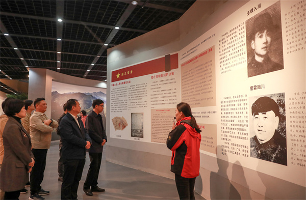 华蓥开展红岩精神研讨会暨采风活动