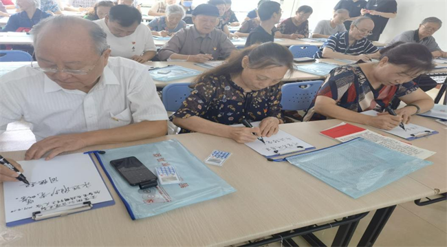 重庆南坪街道金紫街社区举办VR特色党史学习活动