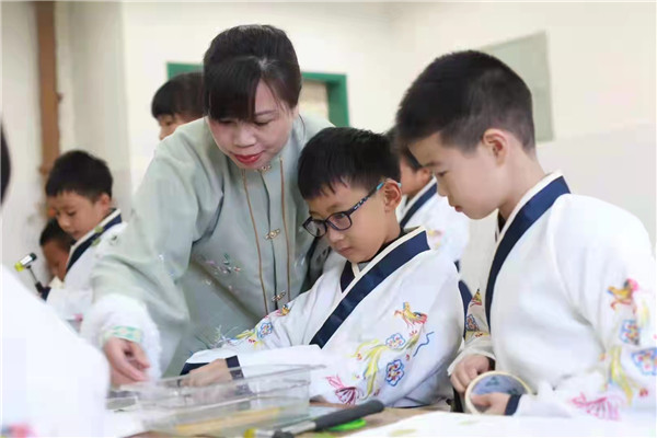 有意义的“草木染” 成都市草堂小学子美分校带小朋友们寻觅大自然的底色