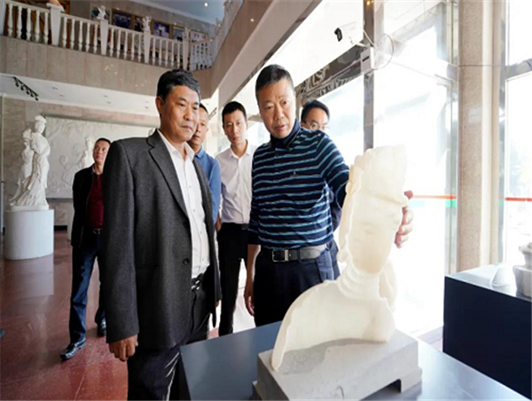雅安市宝兴县委书记冯俊涛率队赴雄安新区等地考察调研