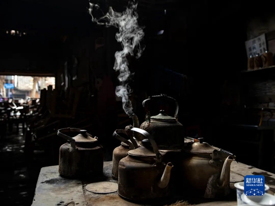 成都茶铺里，氤氲着时光、人生与家国