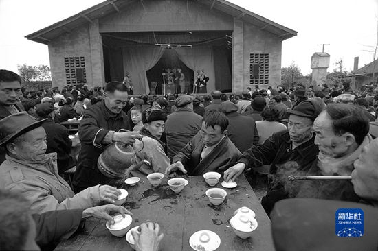 成都茶铺里，氤氲着时光、人生与家国