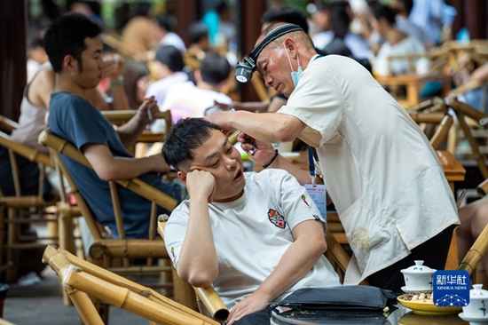 成都茶铺里，氤氲着时光、人生与家国