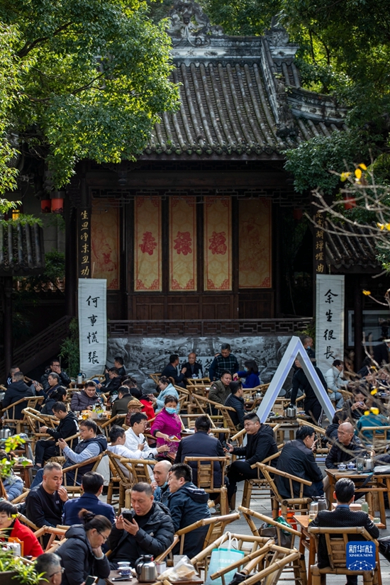 成都茶铺里，氤氲着时光、人生与家国