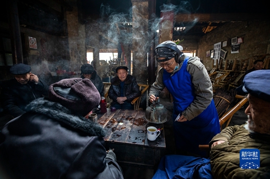 成都茶铺里，氤氲着时光、人生与家国