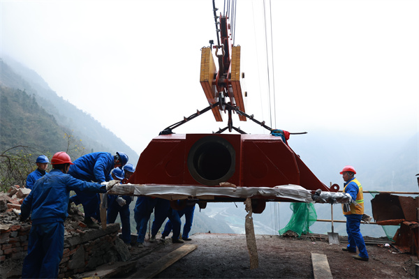 四川：重达30吨的渔子溪水电站蝶阀成功“上山”
