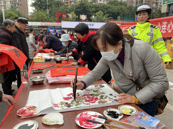 自贡沿滩交警联合卫坪街道开展虎年迎新宣传活动