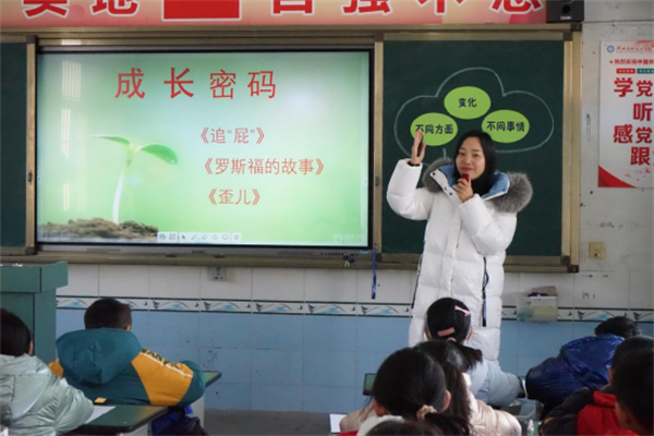 广安实验学校校长伍泽民到剑阁县姚家小学开展送教结对帮扶活动