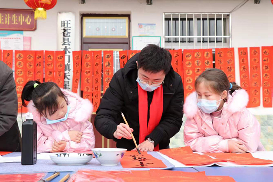 “写春联、赠福字……”四川这场定点帮扶送冬暖活动年味十足！