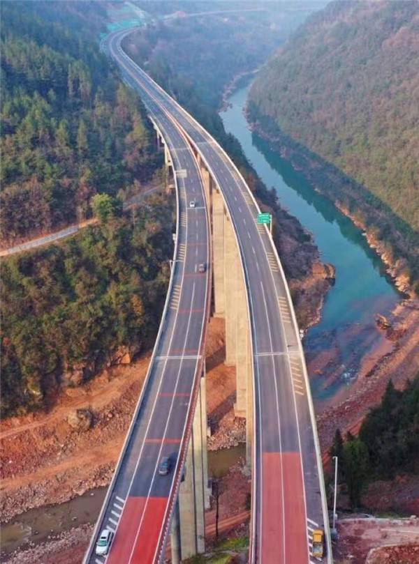 今日12时，全国首条红色主题高速公路—镇广高速王通段开通