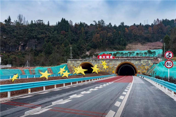 今日12时，全国首条红色主题高速公路—镇广高速王通段开通