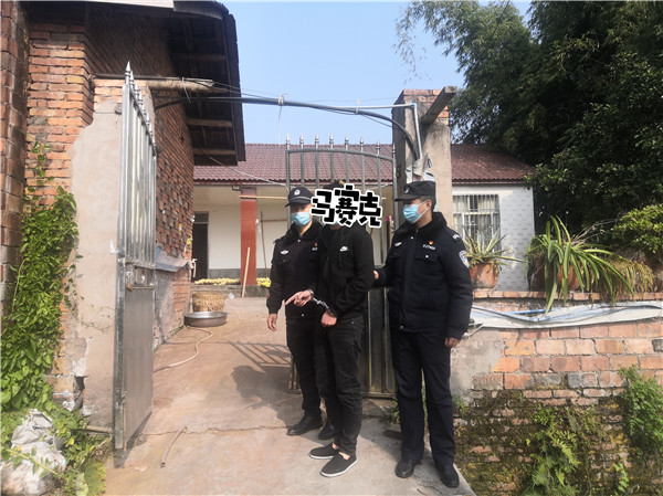 自贡荣县：面对警方抓捕 嫌疑人试图破窗逃跑