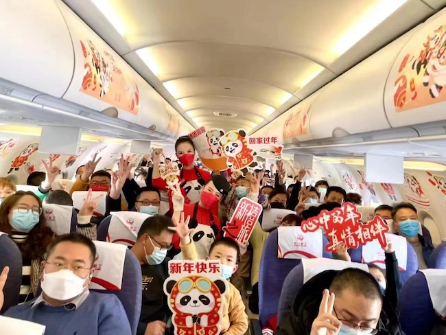 川航推出“新年红”年味餐 让旅客红红火火云端过新年