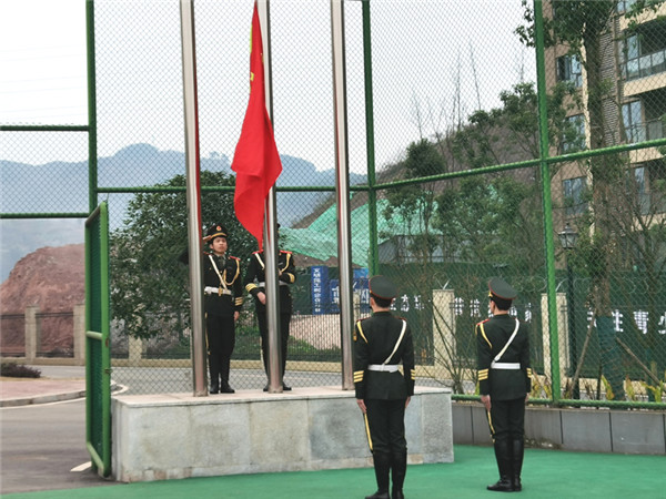 达川中学举行“学习方法交流”主题升旗仪式