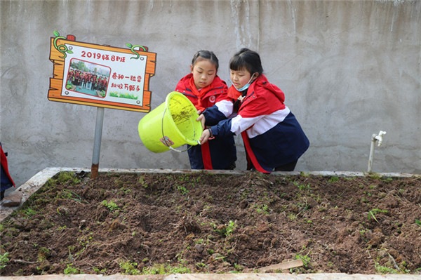 广安市广安区东方小学开展2022年春季种植园复耕实践活动