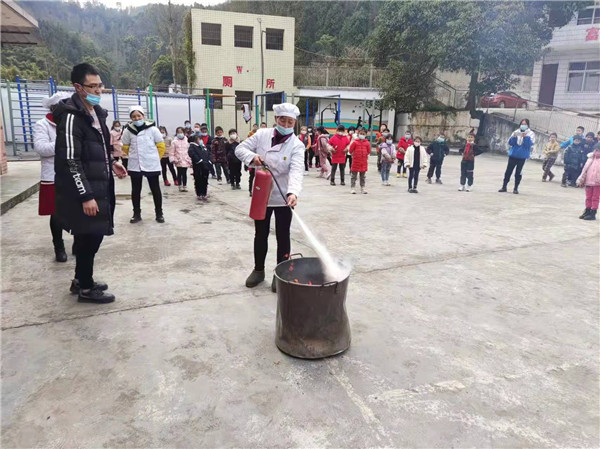 巴中市巴州区果敢小学：开展消防隐患排查及消防应急演练