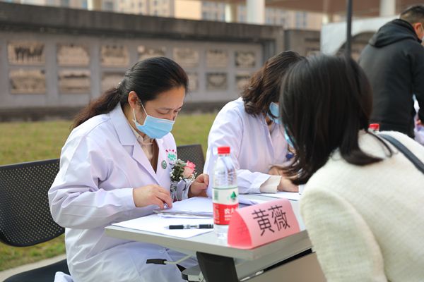 播种好孕正当时 四川大学华西第二医院举办“三八”妇女节健康义诊活动