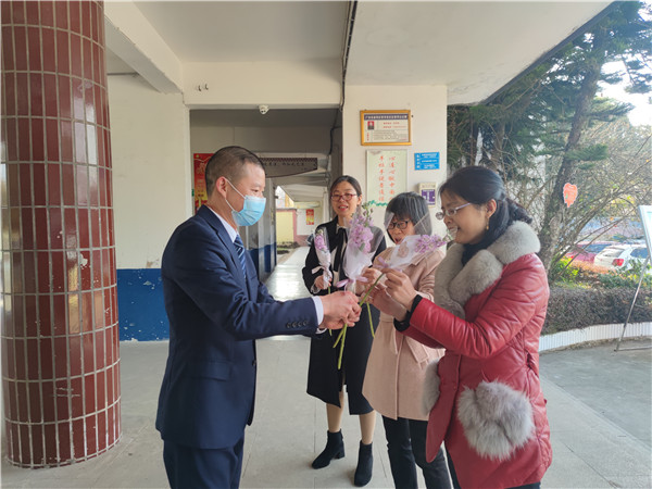 鲜花伴教师，情暖女神节——广安前锋区观塘初中举办送花活动