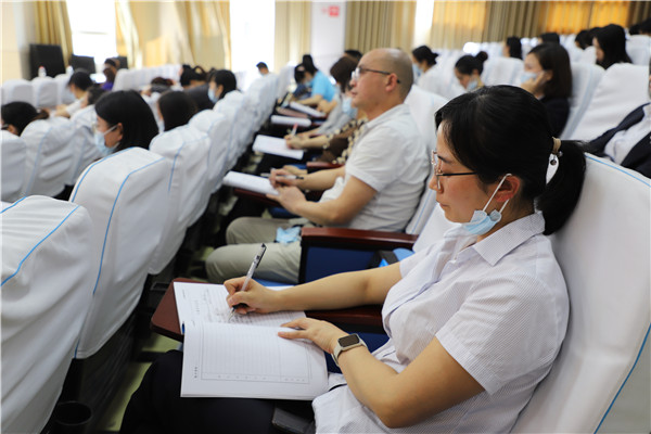 广安市关工委立德树人教育宣讲团走进东方小学作师德师风宣讲报告