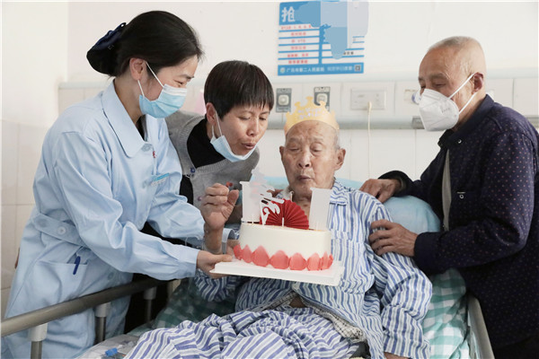 百岁老人在广元市第二人民医院骨科度过最难忘生日