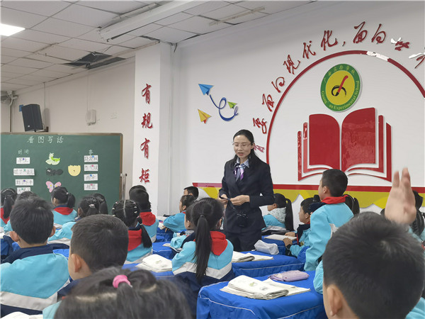 广安实验学校开展看图写话专题教研活动