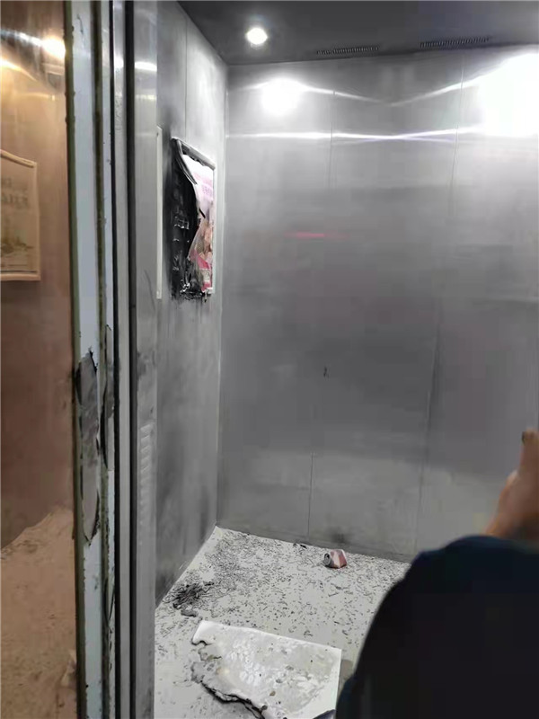 广安：男子酒后点燃电梯广告牌 已被刑拘