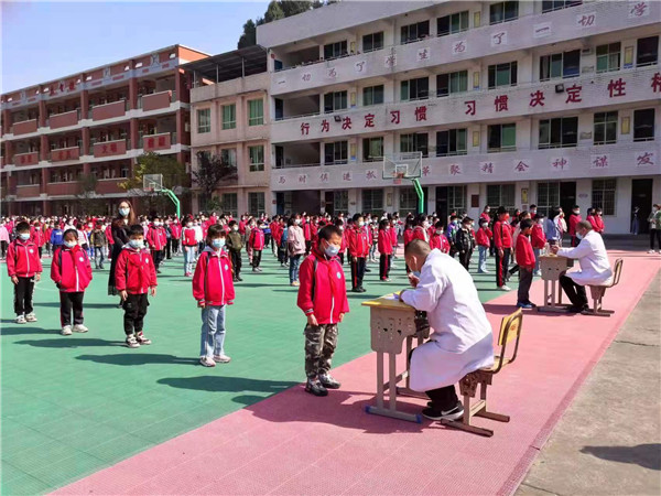 巴中巴州区梁永小学开展全员核酸检测应急演练