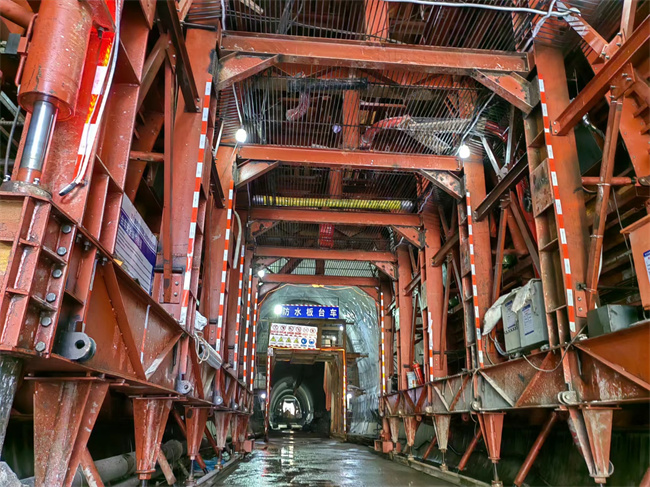 隆黄铁路（隆叙段）扩能改造工程首座隧道贯通