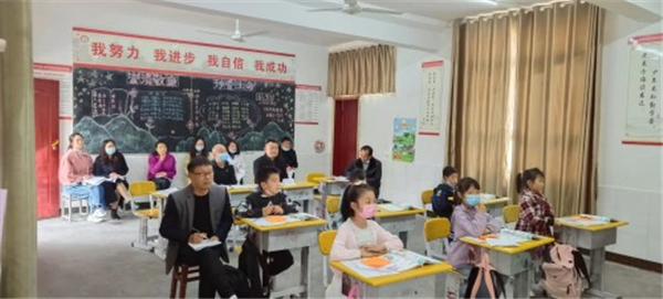 巴中市巴州区甘泉小学开展信息化2.0背景下校本教研活动