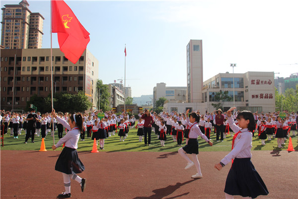 巴中市巴州区兴文小学举行少先队“分批入队”仪式