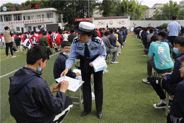 自贡沿滩交警：交通宣传进校园 平安伴我共成长