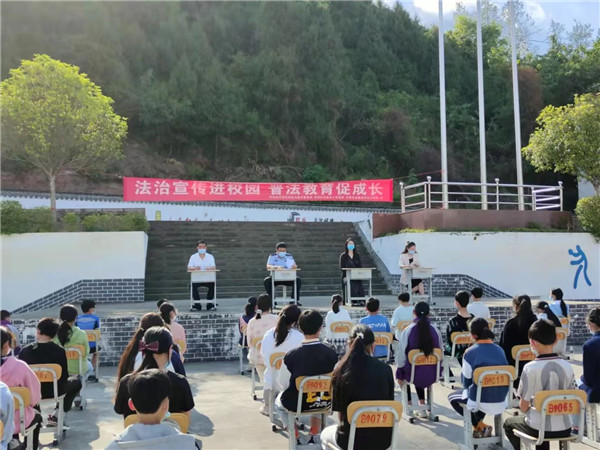 普法教育促成长 巴中巴州区白庙乡中心小学开展法治宣传进校园活动