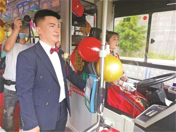 公交版“婚车”驾驶员是新娘 四川达州这场婚礼很吸睛