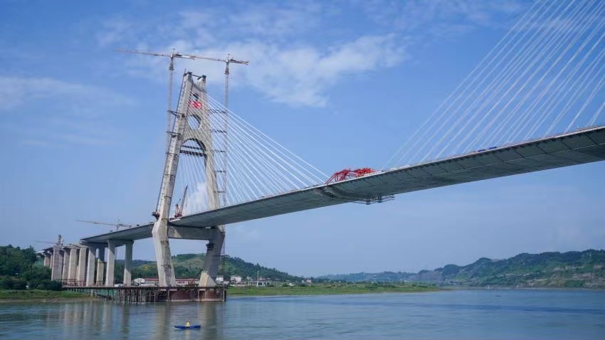 公路和高铁平层并行 宜宾临港公铁两用长江大桥合龙