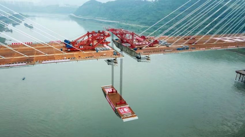 公路和高铁平层并行 宜宾临港公铁两用长江大桥合龙