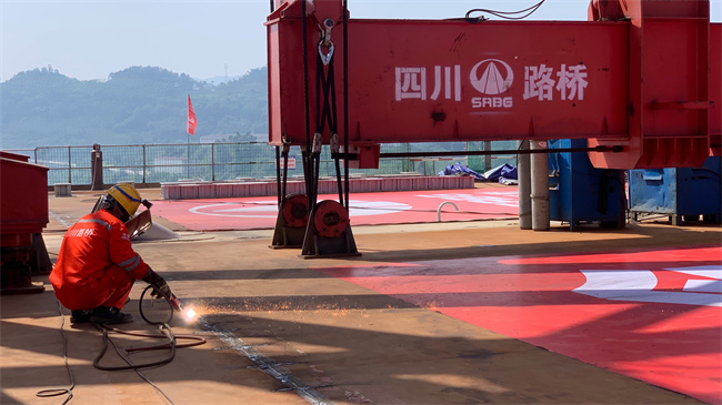 公路和高铁平层并行 宜宾临港公铁两用长江大桥合龙
