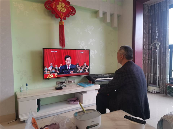 中共广安实验学校支部委员会观看省第十二次党代会开幕大会直播