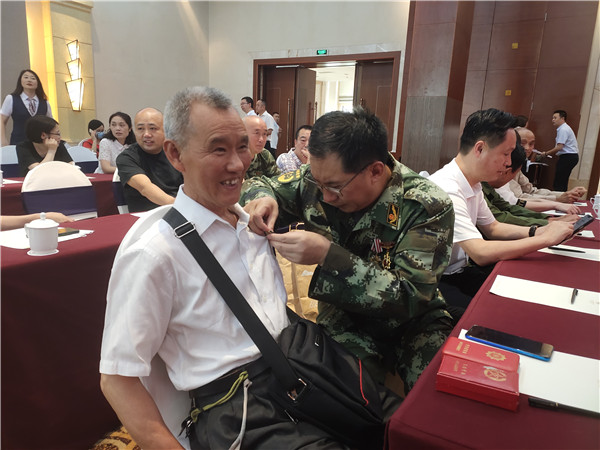 自贡市举行退役军人、其他优抚对象优待证发放仪式  