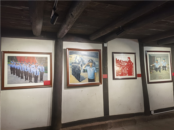 笔墨丹青颂英模！四川公安英模美术作品巡展在广安开展