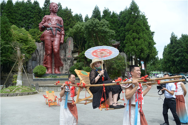 外籍友人体验广安非遗文化：神奇又好耍