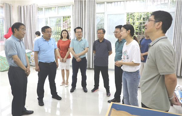 达州市创建全国文明城市工作督导组到开江中学检查指导