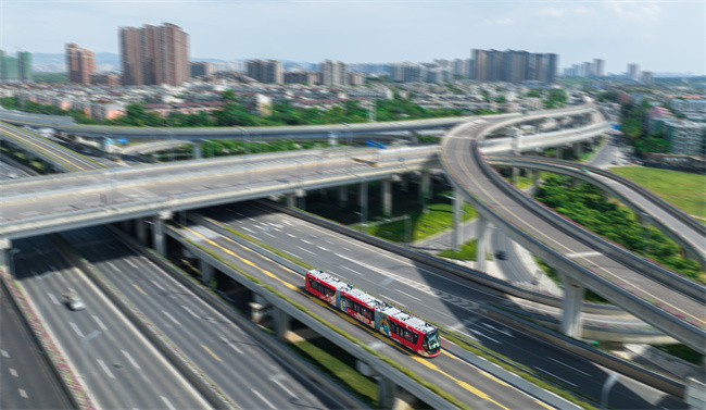 “蜀都号”“天府号”智轨列车在成都载客试跑